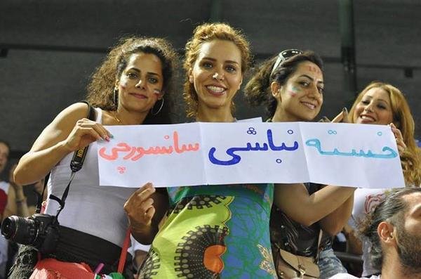 پلاکارد جالب دختران ایرانی حاضر در استادیوم والیبال ایتالیا